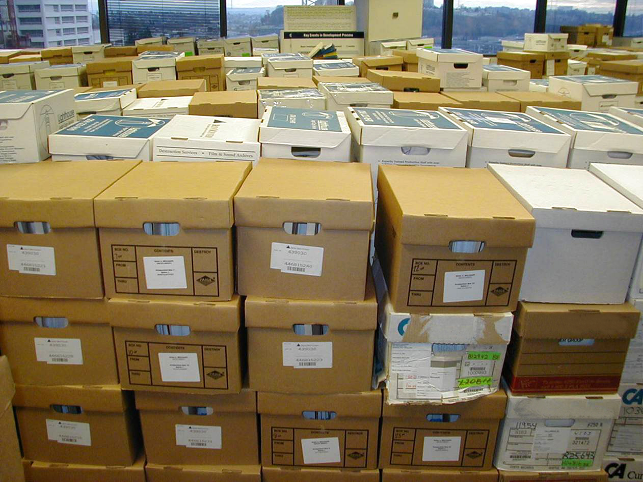 Документ без упаковки можно. Коробки на складе. Ящик для документов. Ящик для документации. Коробки для архива.